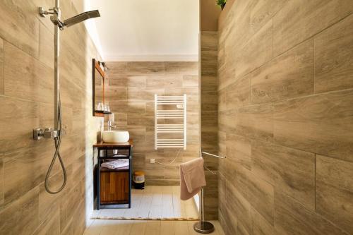 une salle de bain avec douche et lavabo dans l'établissement Manade Caillan, Mas Provençal Piscine, Pétanque, patio, à Maillane