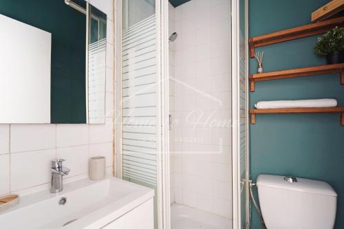 une salle de bain avec toilettes, lavabo et miroir dans l'établissement Charmant appartement 23m2 à Pantin, à Pantin