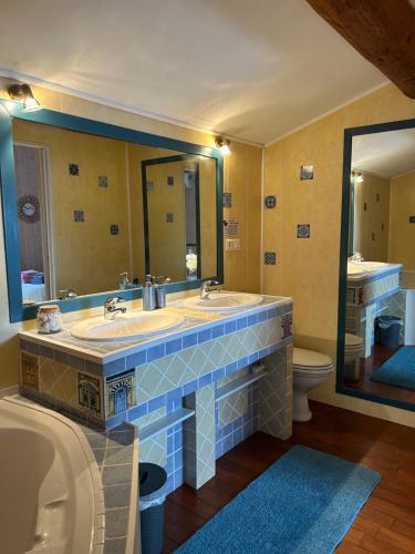 Ένα μπάνιο στο Appartement duplex meublé avec vue sur piscine