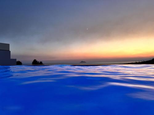 Bazén v ubytování ANESSIS Villas and Suites nebo v jeho okolí