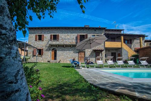 Borgo alla Collinaにある“Da Paolino”の家の隣の傘下に座る者