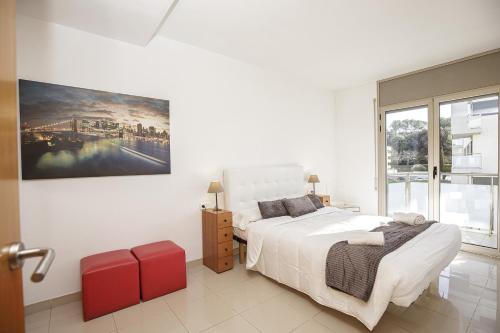 una camera da letto con un letto e un quadro sul muro di Apartamento Riu Fluvià Girona a Girona