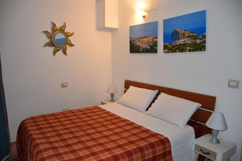 Un dormitorio con una cama y un reloj en la pared. en Casa Ischia, en Perugia
