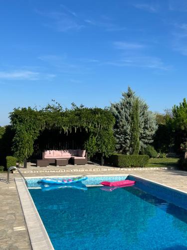 Bazén v ubytování Garden Villa 2 Bedroom Villa with pool near to Sunny beach nebo v jeho okolí