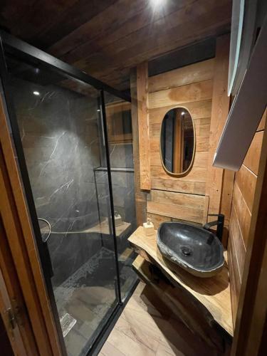 Chalet terrain clôturé, bien placé, 2 chambres