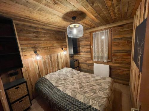 Ένα ή περισσότερα κρεβάτια σε δωμάτιο στο Chalet terrain clôturé, bien placé, 2 chambres