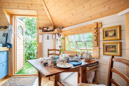 - une cuisine avec une table dans une petite maison dans l'établissement Ophrys ha Melenig, à Plouhinec