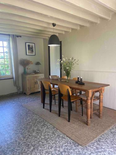une salle à manger avec une table et des chaises en bois dans l'établissement Maison dans le Perche type cottage, à Saint-Agnan-sur-Sarthe