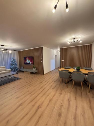 Televisyen dan/atau pusat hiburan di Pace Verde - Luxury Apartment in Brezovina