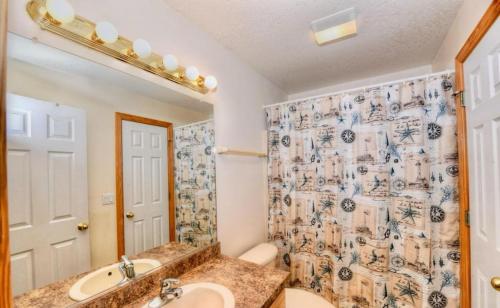 Koupelna v ubytování Updated Listing! 4 min to Beach, Pool, Spa, Games