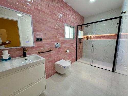 a bathroom with a toilet and a sink and a shower at La Casa del Flamenco in Cañada del Rabadán