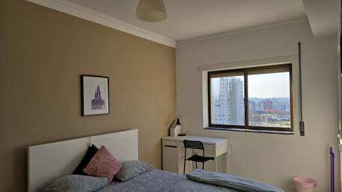 Postel nebo postele na pokoji v ubytování Quarto familiar com cama de casal apenas para casais e raparigas Não há homens solteiro Family room with double bed for couples and girls only No individual men allows