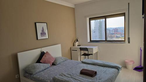 Quarto familiar com cama de casal apenas para casais e raparigas Não há homens solteiro Family room with double bed for couples and girls only No individual men allows with private washroom but in hall way