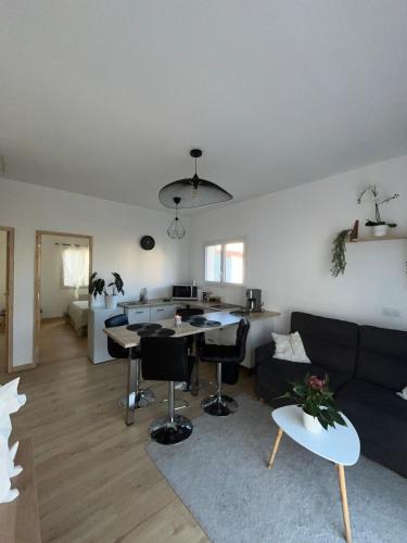 un salon avec un canapé et une table dans l'établissement Le nid douillet de Clermont ferrand, à Clermont-Ferrand