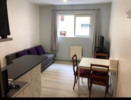 un salon avec un canapé et une table dans l'établissement F2 centre ville de Vichy, à Vichy