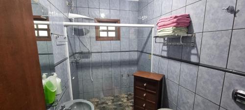 a bathroom with a shower with a sink and a towel at Casa no centro aproveite o melhor de Foz in Foz do Iguaçu