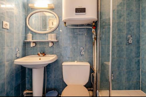 une salle de bain avec toilettes, lavabo et miroir dans l'établissement Appartement 
