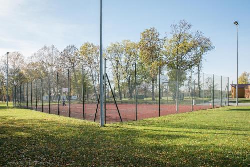 a tennis court with a net on a tennis court at HOTEL I RESTAURACJA BROCHÓW in Wrocław