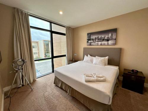 En eller flere senge i et værelse på Luxury Home 7 Min Disney Universal 3BR4BA - Hot Tub