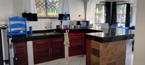 Kuchyň nebo kuchyňský kout v ubytování Royal Palms Apartment A2