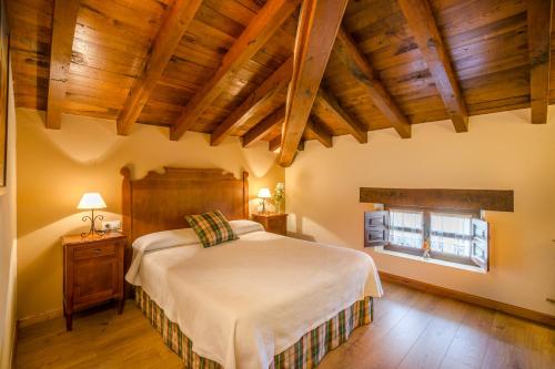a bedroom with a bed and a window at Posada Caborredondo in Oreña