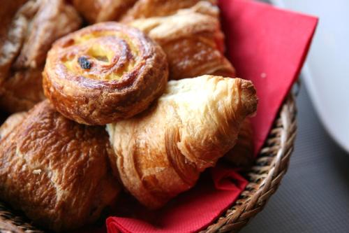 un cesto pieno di dolci sopra un tavolo di Cit'Hotel La Villa Julia a Agon Coutainville