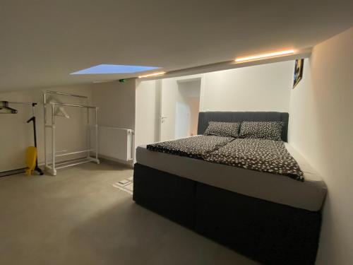 una camera da letto con un letto in una stanza di Apartman Izvor tišine a Divčibare
