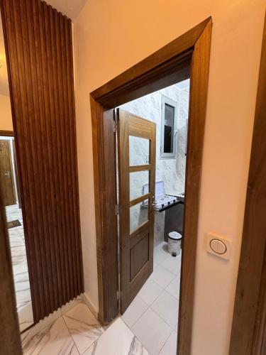 an open door in a room with a bathroom at logement luxueuse au pieds du monument de la renaissance africaine in Dakar