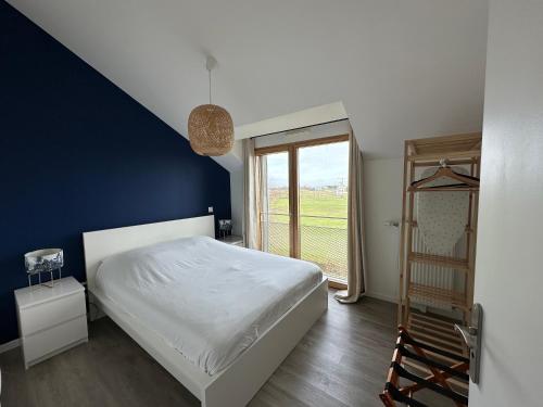 une chambre avec un lit blanc et une fenêtre dans l'établissement Duplex vue Disneyland , 3 chambres, 2 parkings, à Montévrain