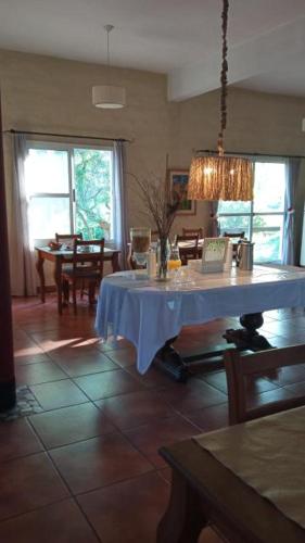 ein Wohnzimmer mit einem Tisch und einem blauen Tischtuch in der Unterkunft Posada Quellen in Villa General Belgrano