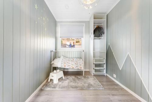a childs room with a bed and a staircase at Casa Knott 4 Bedroom in Ulstein
