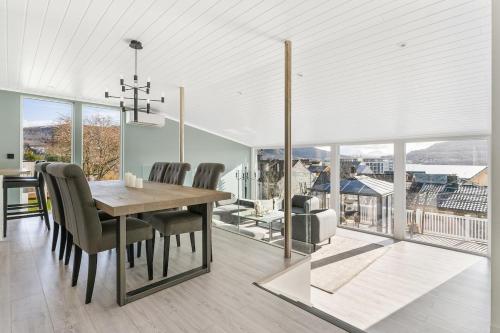 a dining room with a table and chairs at Casa Knott 4 Bedroom in Ulstein