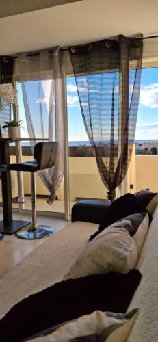 une chambre avec un lit et une fenêtre avec vue dans l'établissement Village Naturiste Cap d'Agde Le Juliette Coursive, au Cap d'Agde