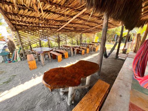 Un restaurante u otro lugar para comer en Arcoiris EcoHotel