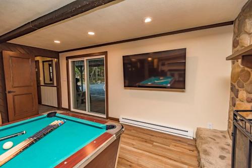 a room with a pool table and a tv at Hottub,5Bedrooms, BigBoulder Jack frost Ski Mts,SplitRock Waterpk,Linens, Firepit! in Lake Harmony