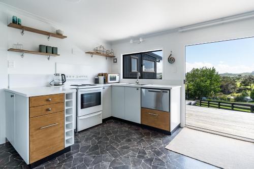 Kuchyň nebo kuchyňský kout v ubytování Kotare Cottage