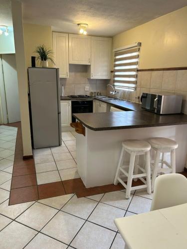 Dapur atau dapur kecil di 2e - No load shedding 2 bed home to relax into