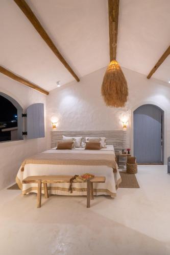 a bedroom with a bed and a pendant at Vila Bento - Casas com conforto e sofisticação in Icaraí