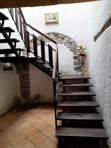 a staircase in a building with a cat on the wall at Casa Angiolino, angolo di pace vicino all'Orrido di Gea in Villa dʼAiano