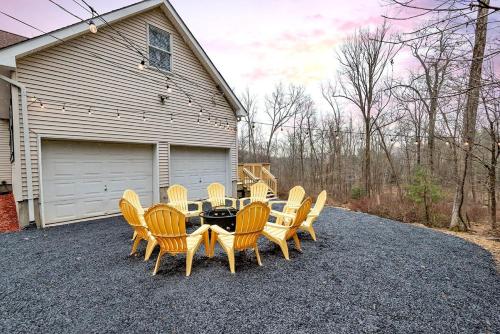 a group of chairs and a table on a driveway at Camelback Ski Mts,Firepit, Hottub,Kalahari WaterPark,Linens! in Cresco