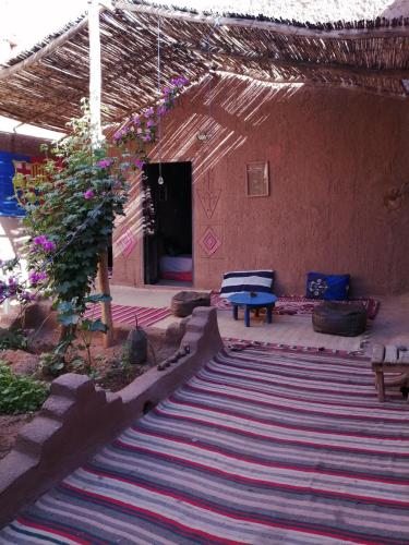Un patio o zona al aire libre en Dar itran