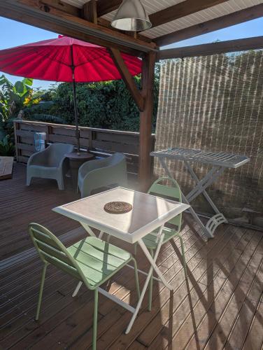 L'Auxilliadora Studio - Bord de Mer et Piscineにあるバルコニーまたはテラス