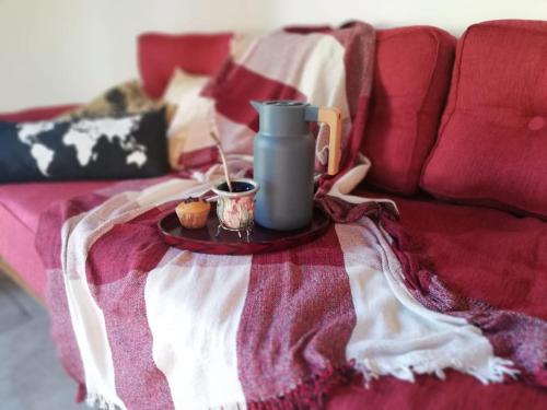 een tafel met een drankje op een deken op een bank bij Santa Teresa, hospedaje rural in Antonio Carboni