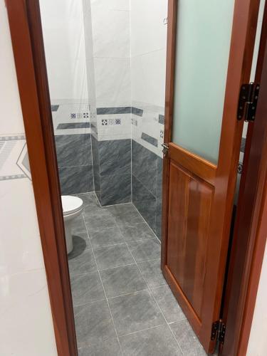a bathroom with a shower and a toilet at Nhà Nghỉ NHẬT TIÊN in Tân Phú