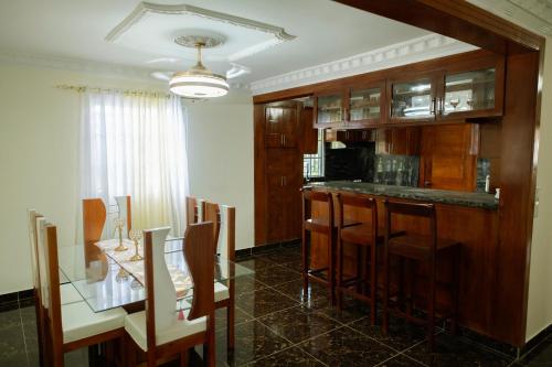 Los ParedonesにあるEtage prive dans maison , très chaleureuxのキッチン(テーブル、椅子付)