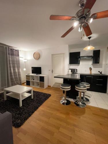 - un salon avec une table et des tabourets dans l'établissement Magnifique Appartement Moderne, à Villeneuve-le-Roi