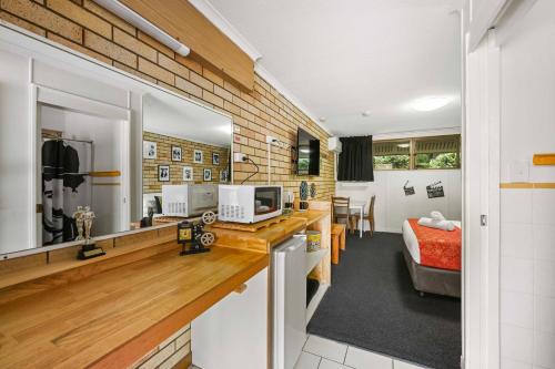 a room with a kitchen and a bedroom at Motel Glenworth in Toowoomba