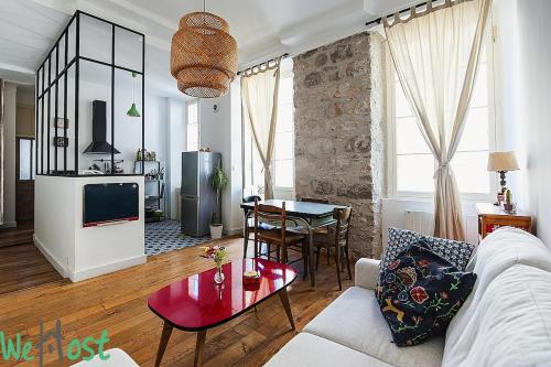 un salon avec un canapé et une table dans l'établissement L'Ecrin Vintage So NICE, à Nice