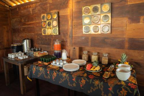 een tafel met eten erop in een kamer bij Kayu Village in Canggu