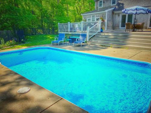 Barnstable Breeze with Seasonal Pool and Hotubの敷地内または近くにあるプール